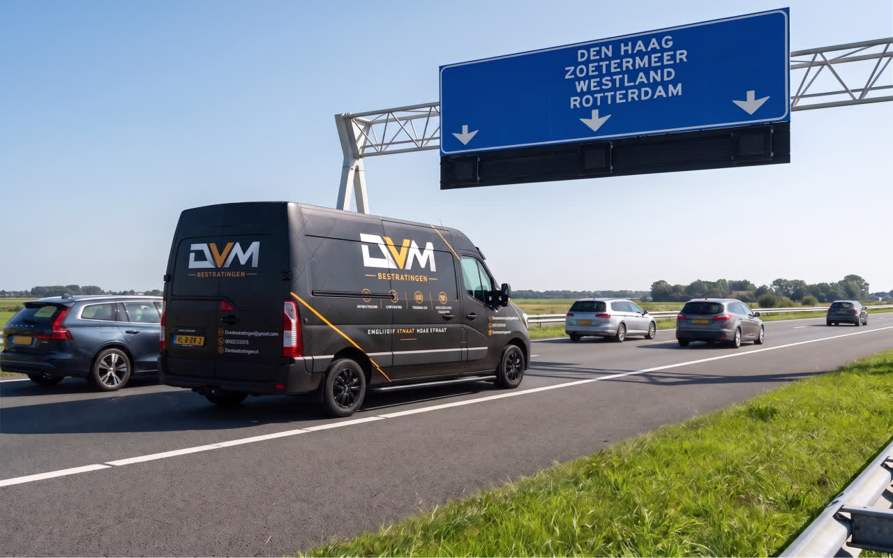 De bus van DVM Bestratingen onderweg door de regio